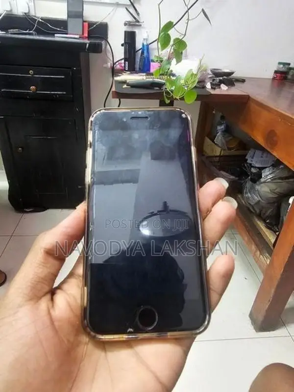 Apple iPhone SE 2 (Used)