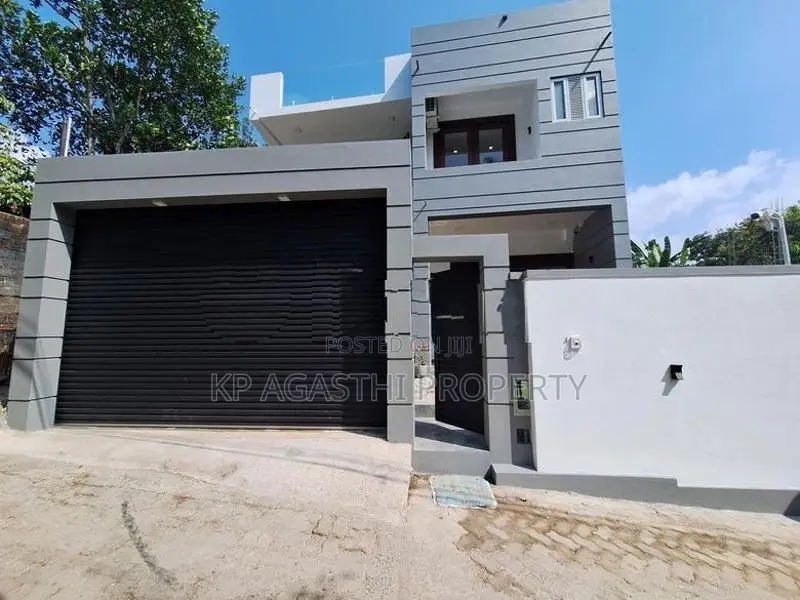 Brand new luxury house for sale in Athurugiriya