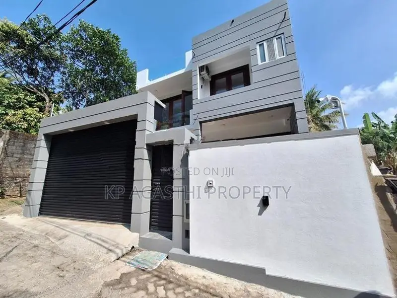 Brand new luxury house for sale in Athurugiriya
