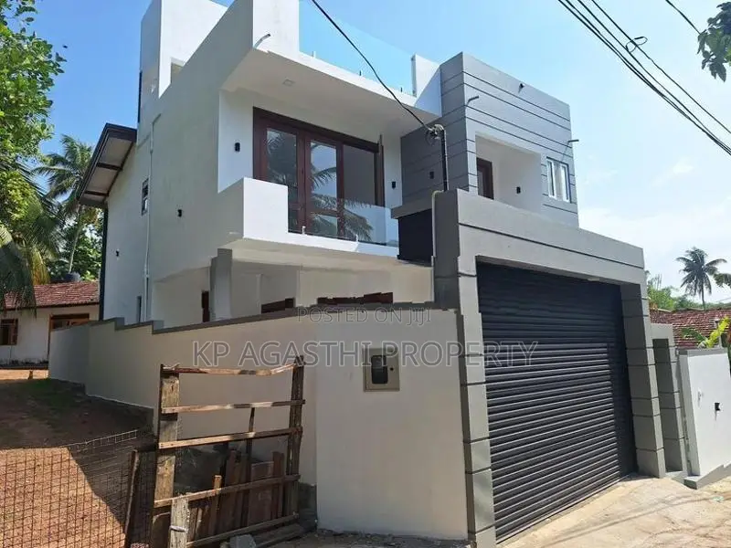 Brand new luxury house for sale in Athurugiriya