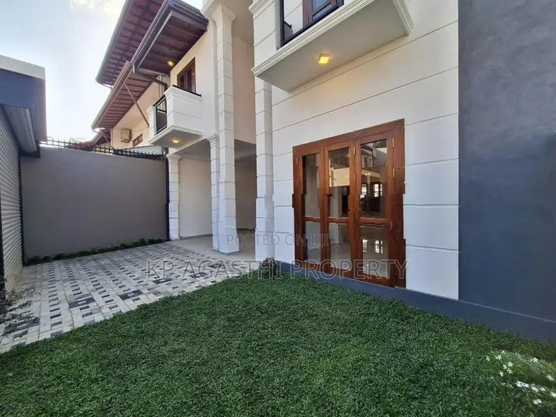 boralasgamuwa luxury famaliy house for sale
