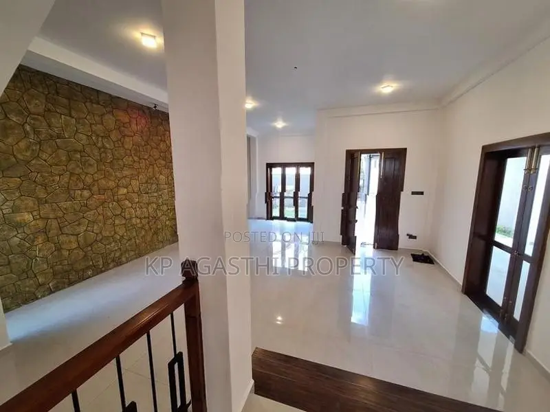 boralasgamuwa luxury famaliy house for sale