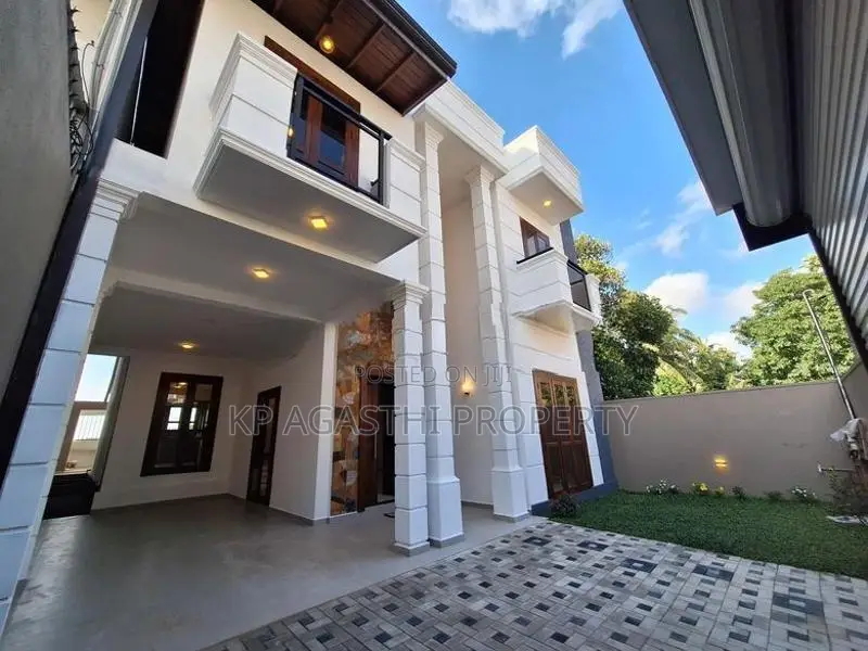 modern famaliy house for sale boralasgamuwa