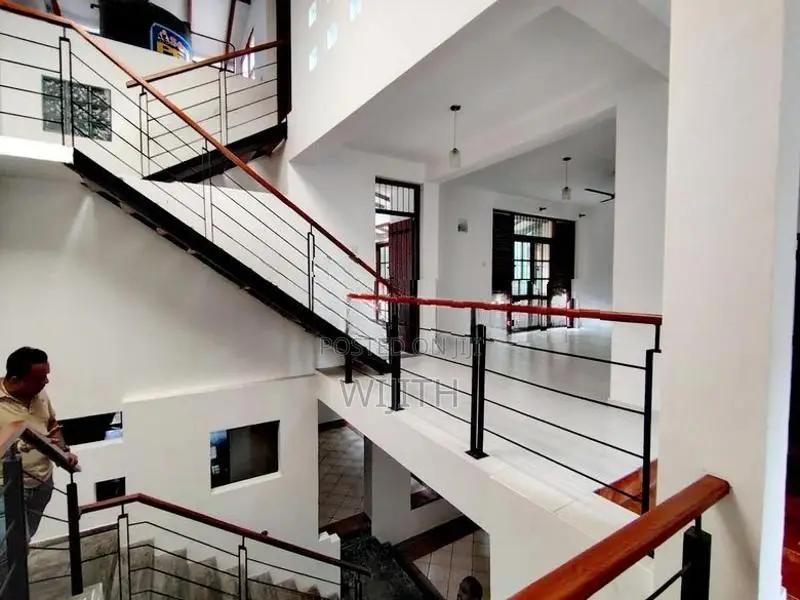 පදිංචියට සෑදු දෙමහල් නිවසක් විකිනිමට කොටිටෙි