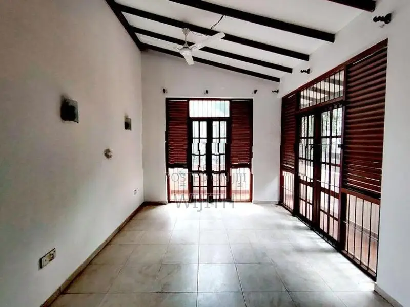 පදිංචියට සෑදු දෙමහල් නිවසක් විකිනිමට කොටිටෙි