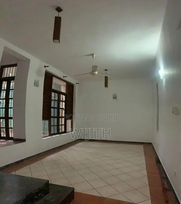 පදිංචියට සෑදු දෙමහල් නිවසක් විකිනිමට කොටිටෙි