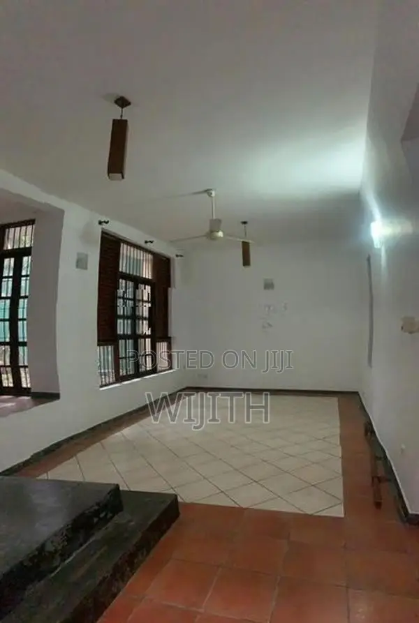 පදිංචියට සෑදු දෙමහල් නිවසක් විකිනිමට කොටිටෙි