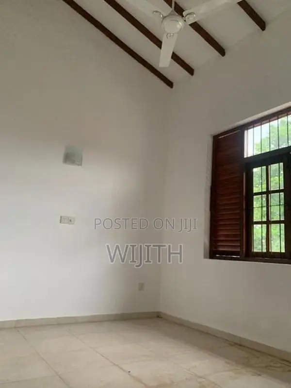 පදිංචියට සෑදු දෙමහල් නිවසක් විකිනිමට කොටිටෙි