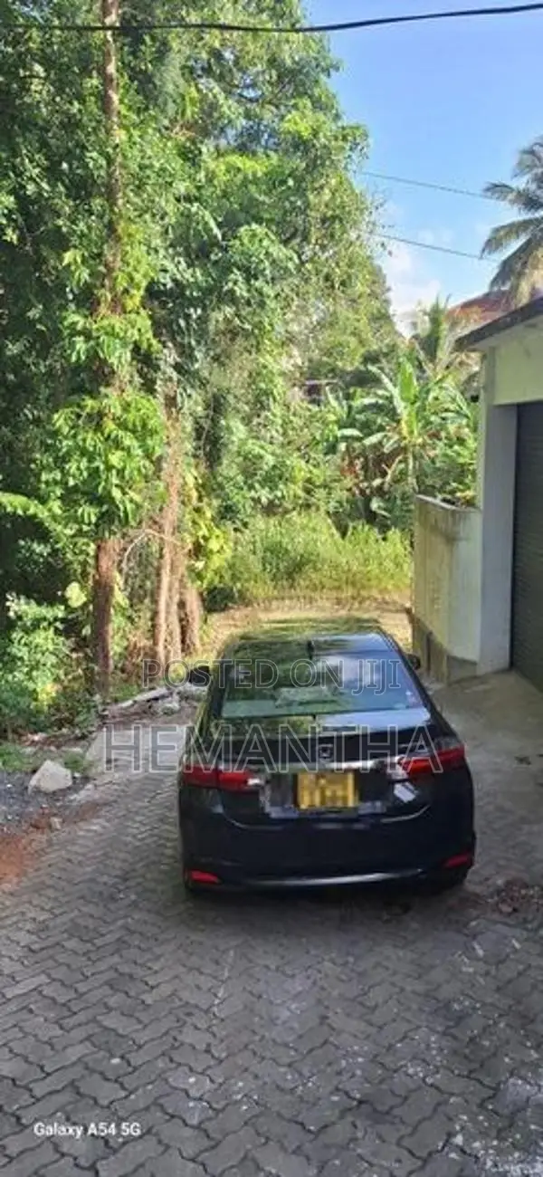 Valuable Land In The Vicinity Of Mulleriyawa Arpico Supermarket..