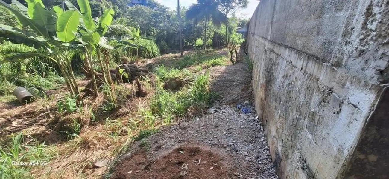 Valuable Land In The Vicinity Of Mulleriyawa Arpico Supermarket..