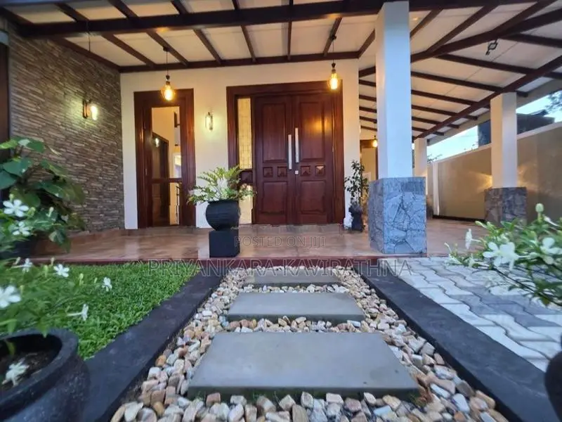 Luxury House For Sale in Gonapola