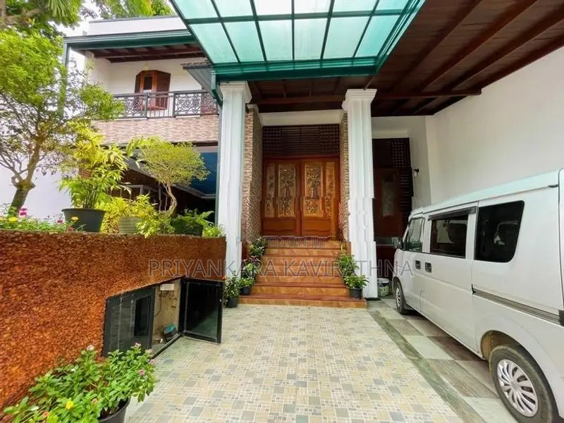 Luxury House For Sale in Thalahena With Pool
