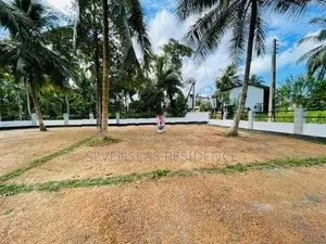 Best plots of land in Padukka