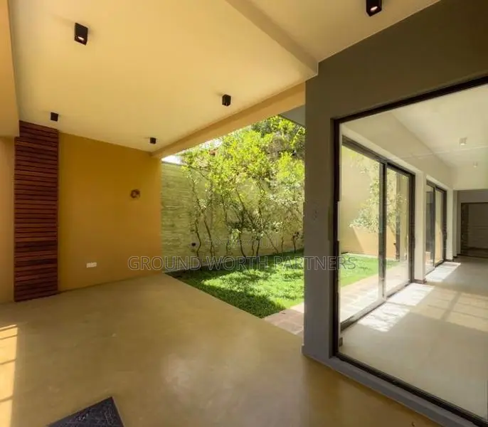 Luxury House For Sale In Battaramulla Lake Road