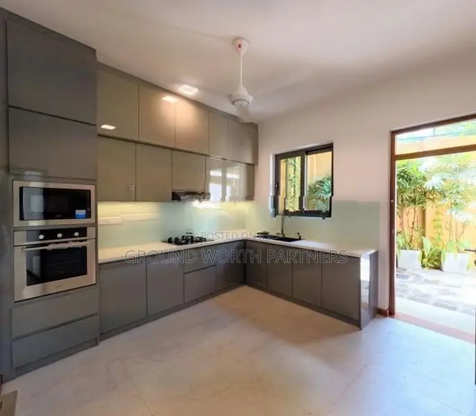 Luxury House For Sale In Battaramulla Lake Road