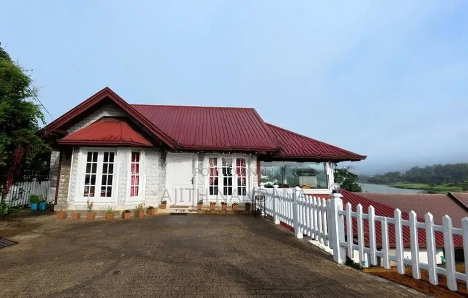 රෝයල් නිවාඩු නිකේතනය -ග්‍රෙගරි වැවට මීටර් 200