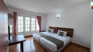 රෝයල් නිවාඩු නිකේතනය -ග්‍රෙගරි වැවට මීටර් 200