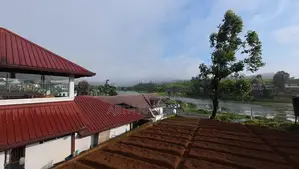 රෝයල් නිවාඩු නිකේතනය -ග්‍රෙගරි වැවට මීටර් 200