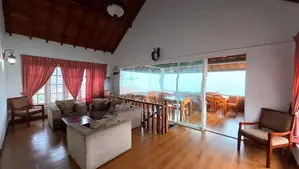 රෝයල් නිවාඩු නිකේතනය -ග්‍රෙගරි වැවට මීටර් 200