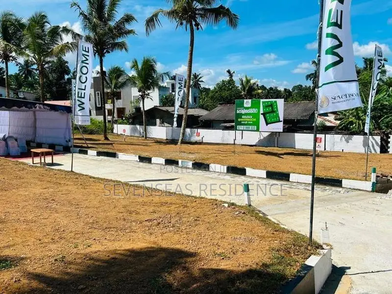 Residential plots near the Kahathuduwa Expressway interchange