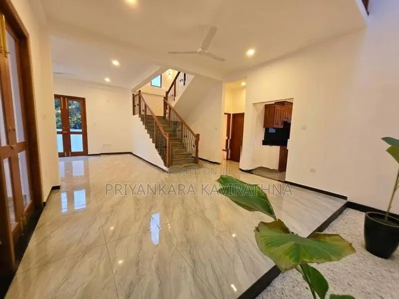 Luxury House For Sale in Makuluduwa