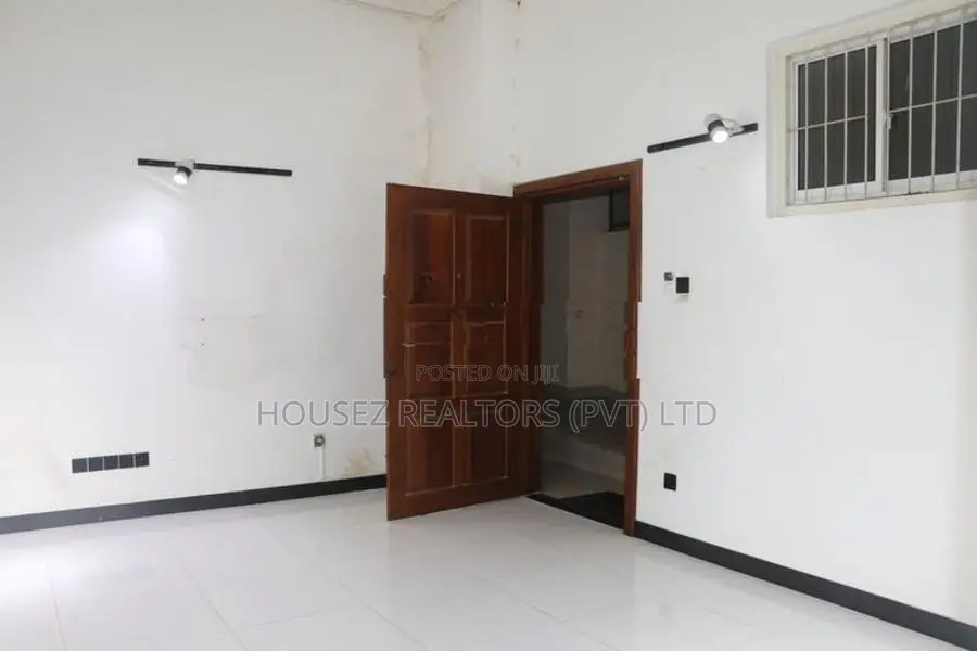 Semi-Furnished Office Space for Rent – Colombo 03 (liberty Plaza)