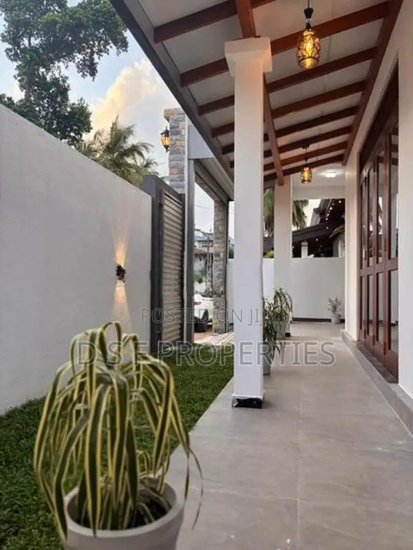 A BRAND NEW SINGALE STORY LUXURY HOUSE In KIRIWATTUDUWA