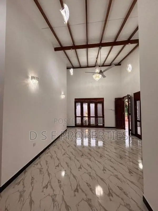 A BRAND NEW SINGALE STORY LUXURY HOUSE In KIRIWATTUDUWA