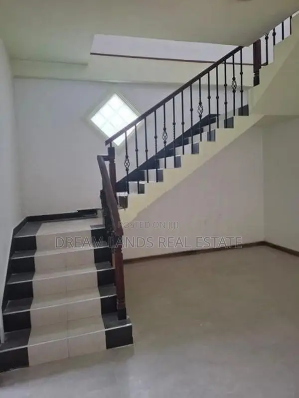 ☆ Piliyandala 3 Story House for Rent ( R- 850 )