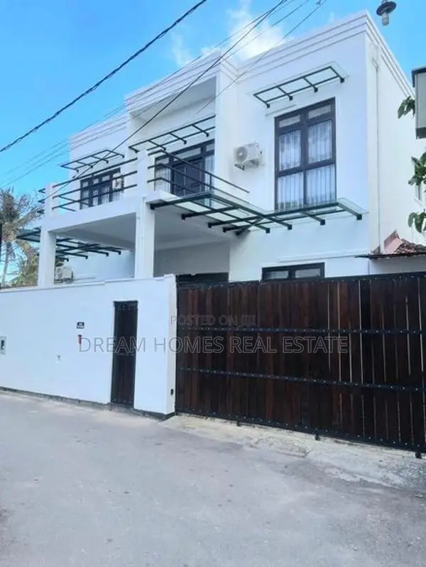 Spacious 4-Bedroom House for Sale – Boralesgamuwa