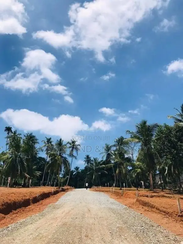 රාගම ගම්පහ 979 බස් පාරට ඇවිදින දුරින් අගනා බිම් කොටස්