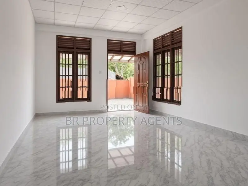 Two Story House for Sale in Athurugiriya