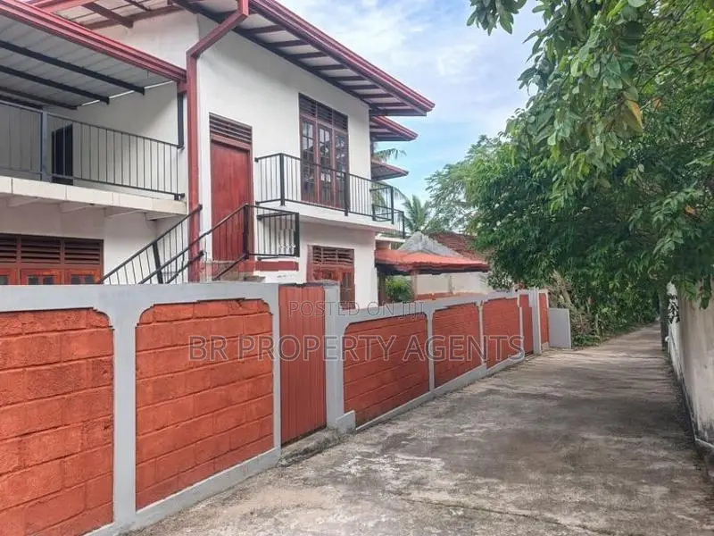 Two Story House for Sale in Athurugiriya