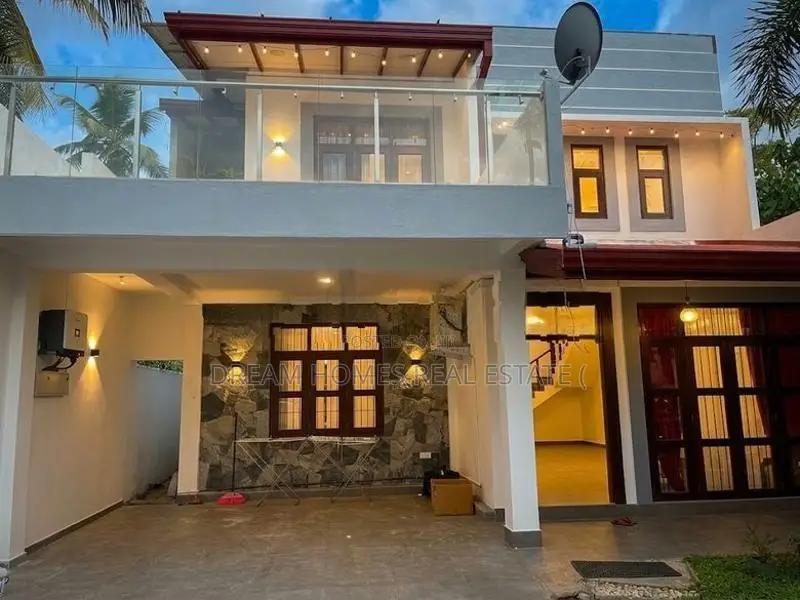 Luxury 4-Bedroom Solar House For Sale – Athurugiriya