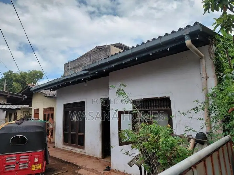 Super Land With 4 Single Story House Value Only In Dehiwala
