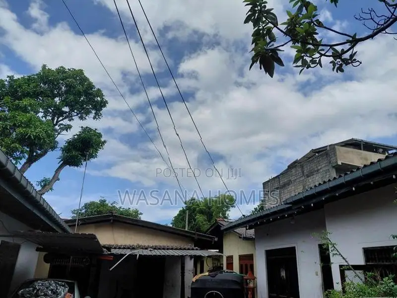 Super Land With 4 Single Story House Value Only In Dehiwala