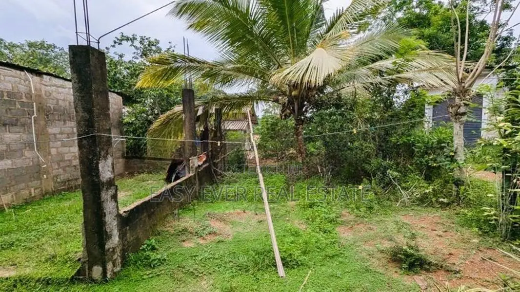 නිට්ටඹුව –කුරවලාන අඩක් නිමකළ නිවස සමග ඉඩමේ වටිනාකමට
