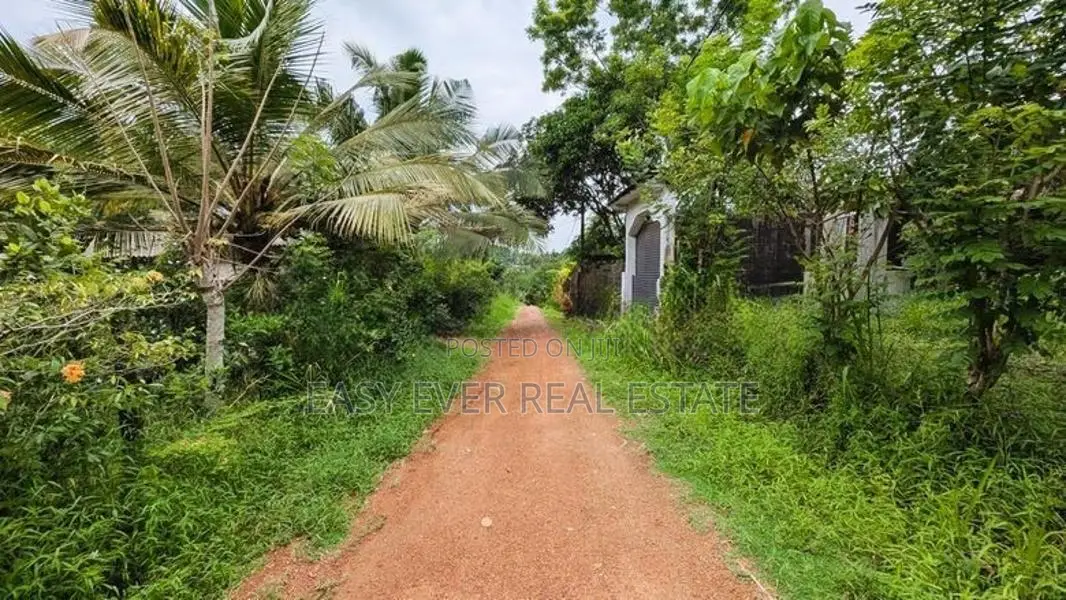 නිට්ටඹුව –කුරවලාන අඩක් නිමකළ නිවස සමග ඉඩමේ වටිනාකමට