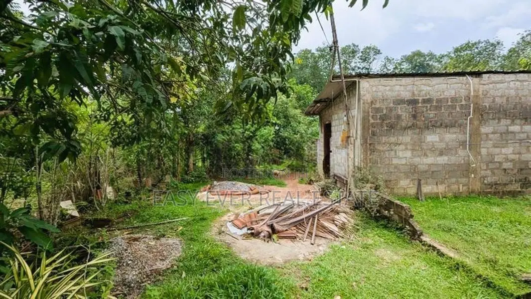 නිට්ටඹුව –කුරවලාන අඩක් නිමකළ නිවස සමග ඉඩමේ වටිනාකමට