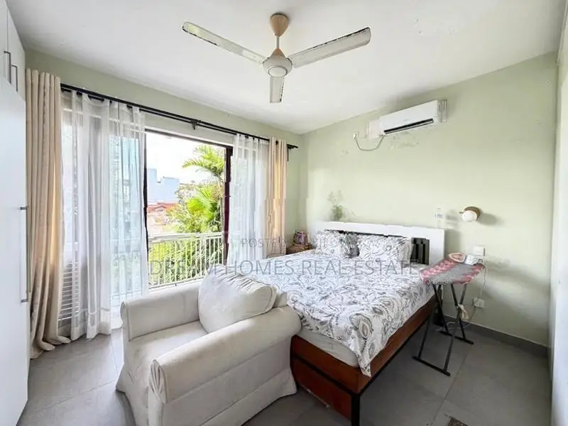 House with Rooftop Lake View – Kotte