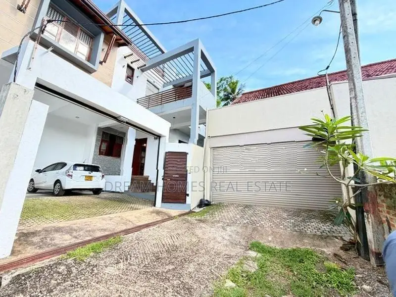 3-Storey Luxury Residence for Sale in Kotte – Baddagana