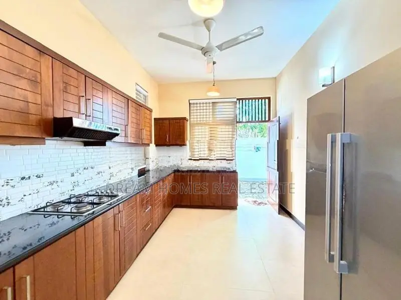 3-Storey Luxury Residence for Sale in Kotte – Baddagana