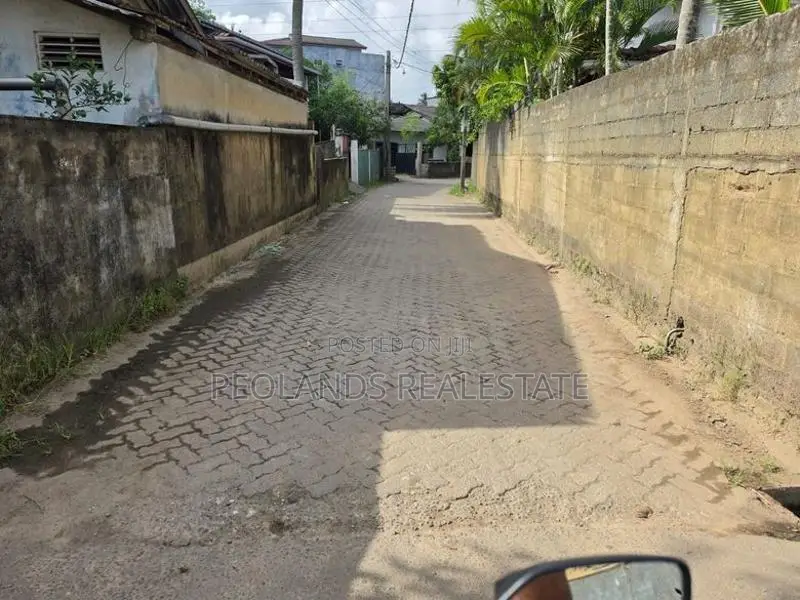 (NL872) 8 Perche Land for Sale in Wellampitiya
