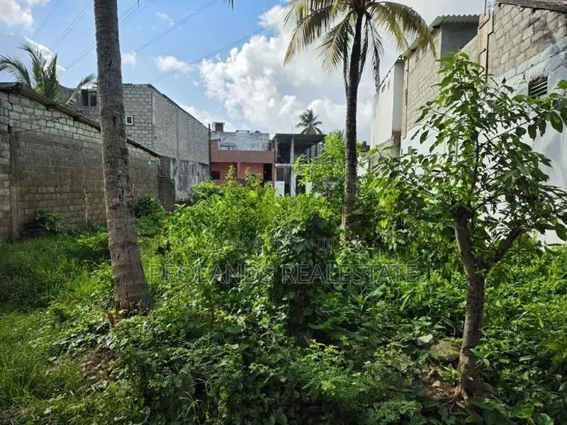 (NL872) 8 Perche Land for Sale in Wellampitiya
