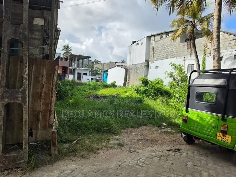 (NL872) 8 Perche Land for Sale in Wellampitiya