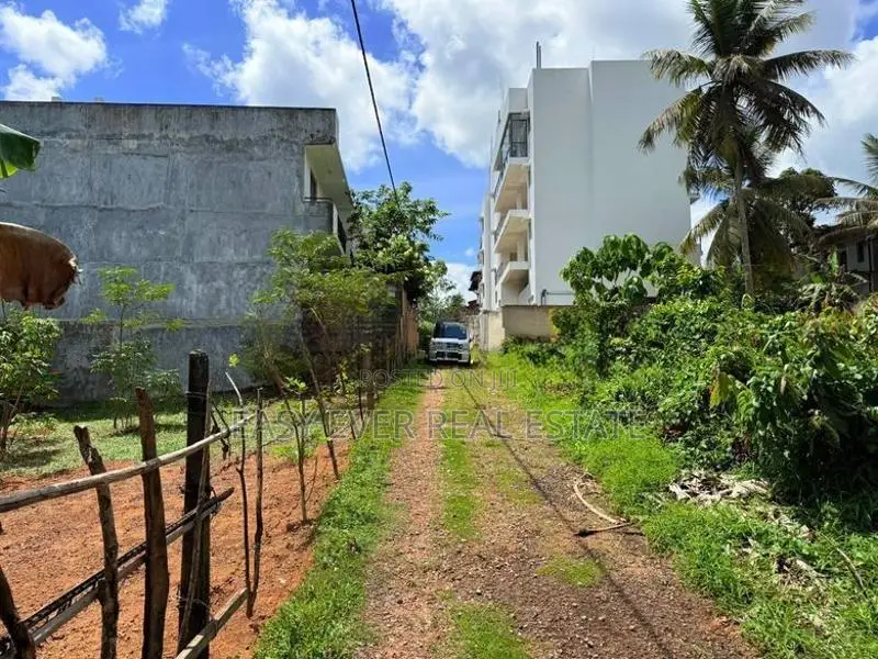 නිට්ටඹුව නගර මධ්‍යයෙන් වටිනා නේවාසික බිම්කොටස විකිණීමට.