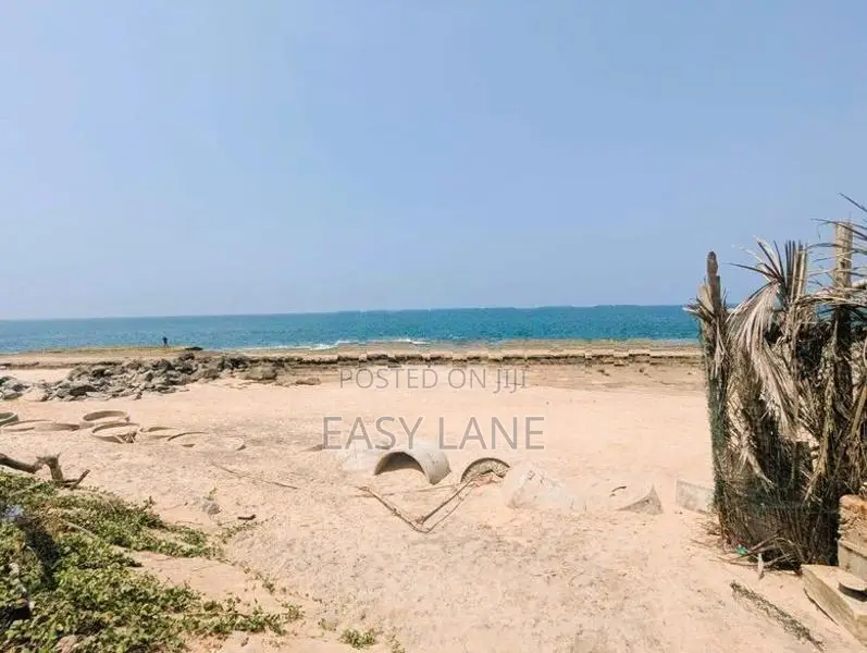 උස්වැටකෙයියාව ව්‍යාපාරික ස්ථානයක් සහ අංගසම්පූර්ණ නිවාස 2ක් විකිණීමට