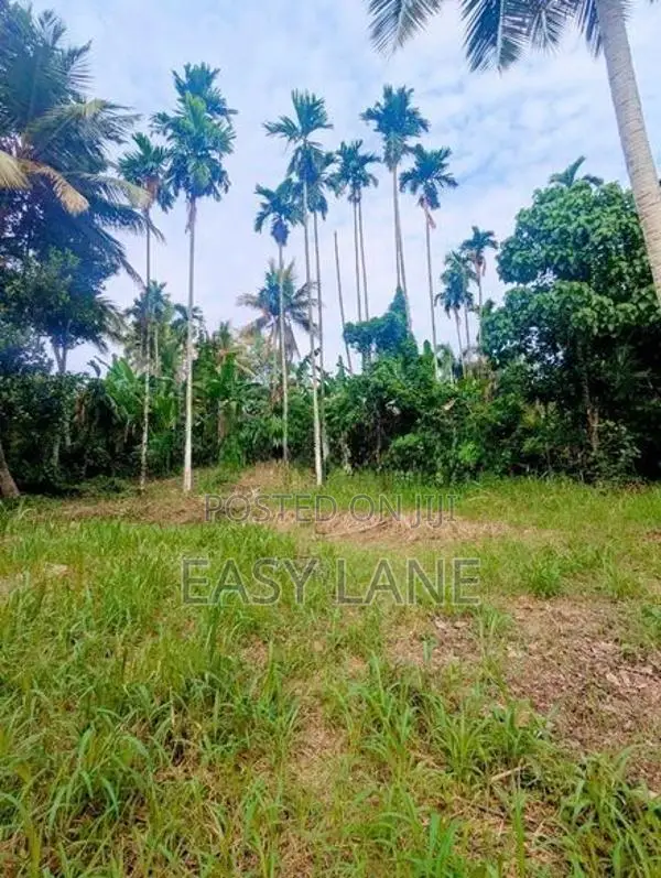 වේයන්ගොඩ කීනවල පර්චස් 40 ක බිම් කොටසක් කොටස් විකිණීමට