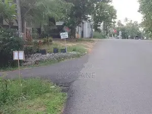 ලෝලුවාගොඩ දම්රෝ ආයතනය අසලින් ඉඩම