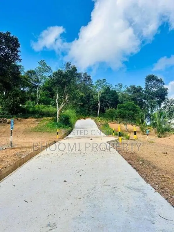 පින්නදූව අධිවේගී පිවිසුමට ලගින්ම බිම් කොටස්